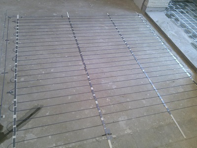 Фото укладки тонкого нагревательного кабеля